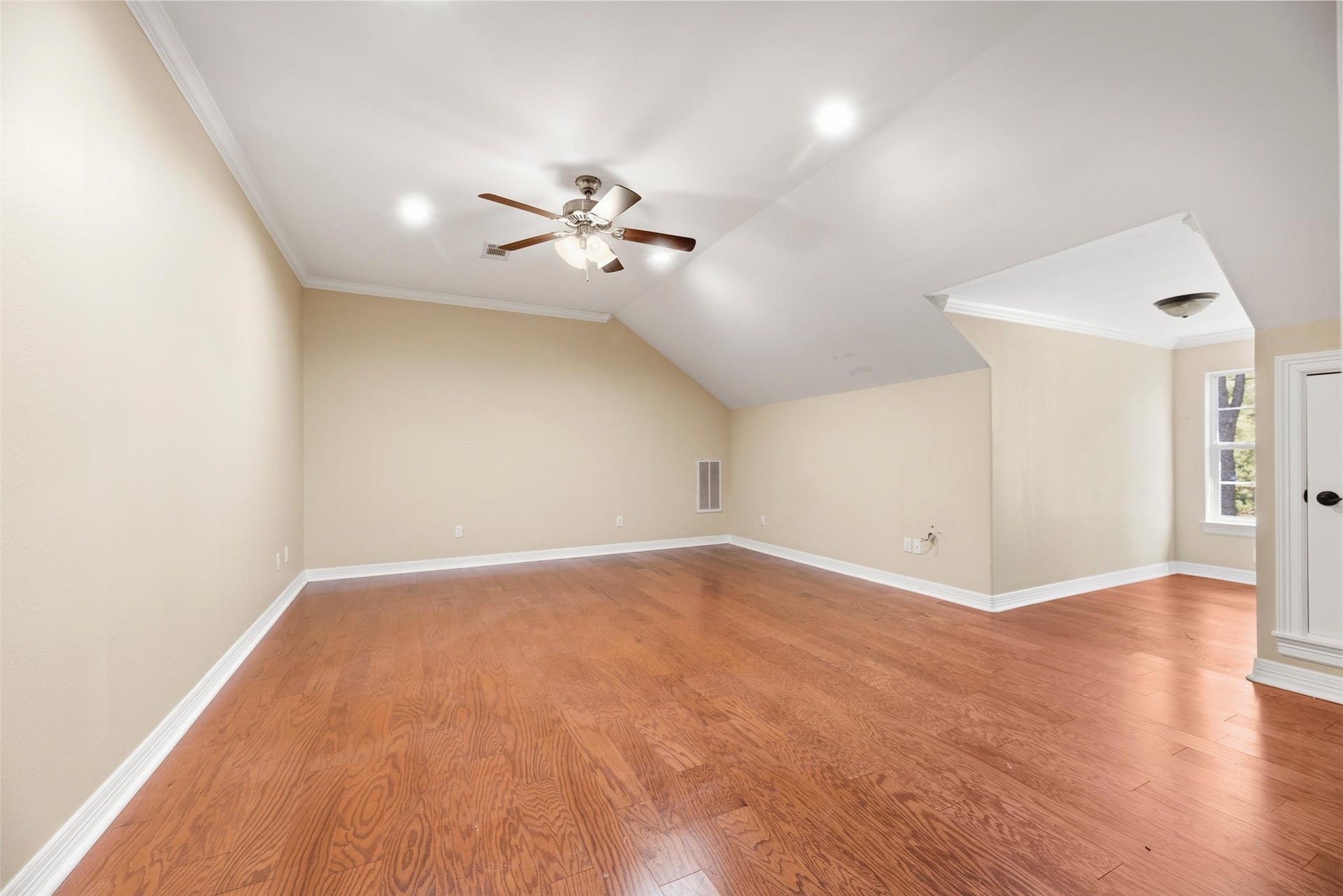 2 large bedrooms upstairs.