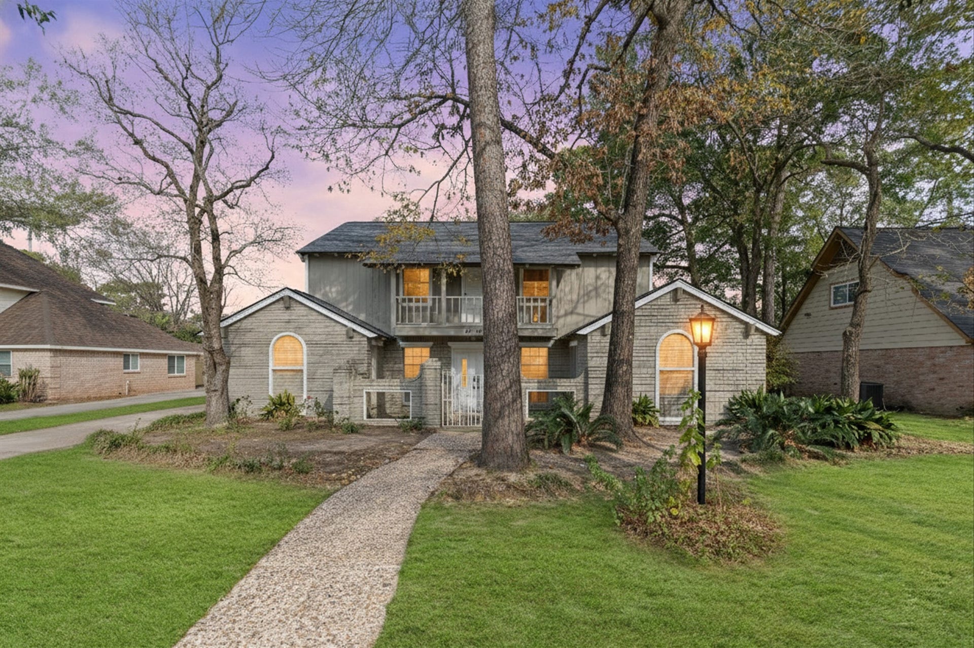 Can you say curb appeal? Welcome to 16414 York Minster Drive, located in Champions. Enjoy over 3,000 SQ of living space resting on an expansive 12,292 SQ lot!