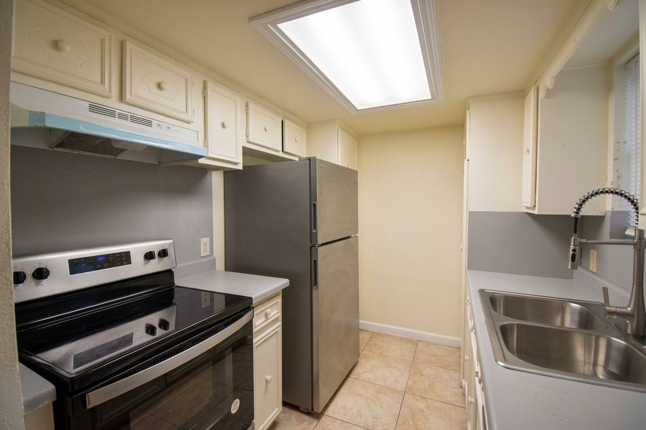 427 Sunset Drive, #7, Dickinson, TX 77539 Modern kitchen with new appliances