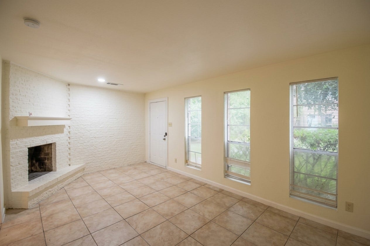 427 Sunset Drive, #7, Dickinson, TX 77539 Huge living room overlooking the courtyard with cozy fireplace