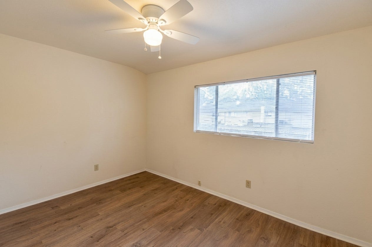 427 Sunset Drive, #7, Dickinson, TX 77539 Bedroom # 2 with walk in closet