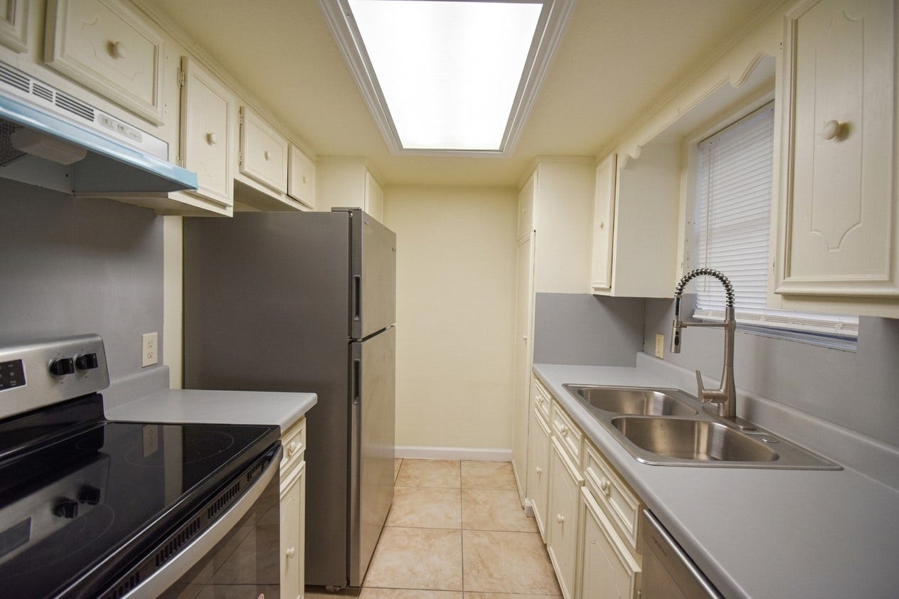 427 Sunset Drive, #7, Dickinson, TX 77539 Modern kitchen with new appliances