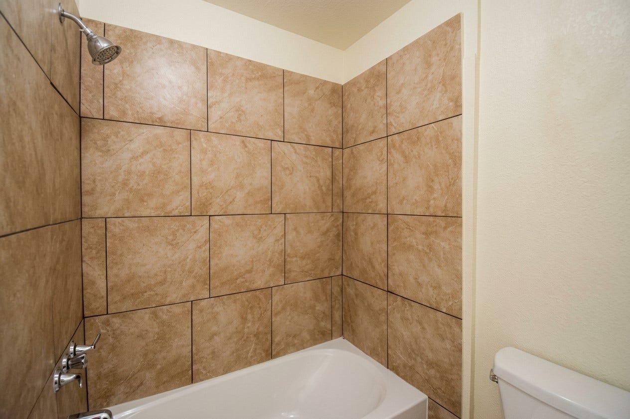 427 Sunset Drive, #7, Dickinson, TX 77539 Full Bathroom Upstairs