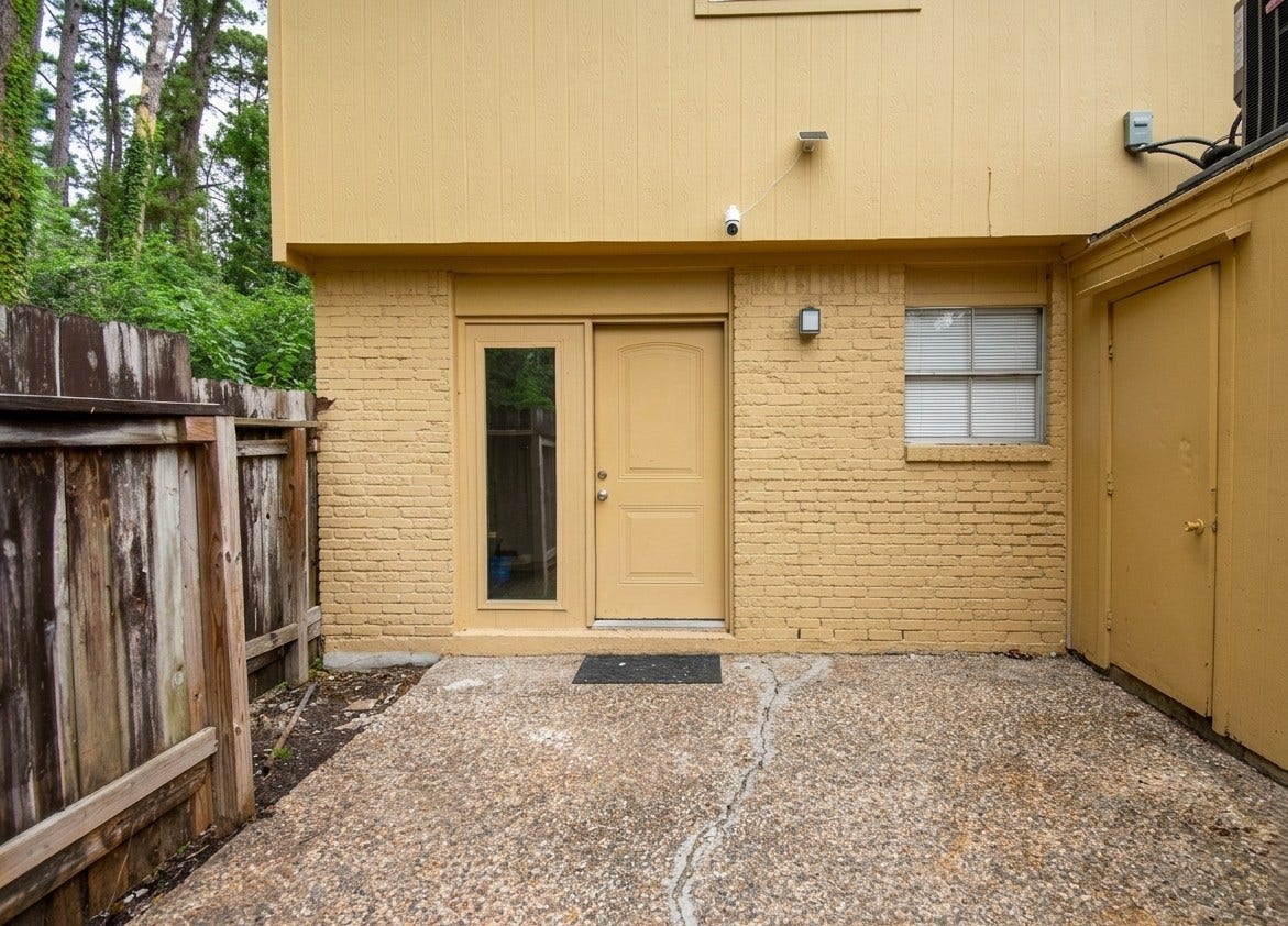 427 Sunset Drive, #7, Dickinson, TX 77539 Outdoor living is easy with a private fenced patio that includes a handy storage closet.