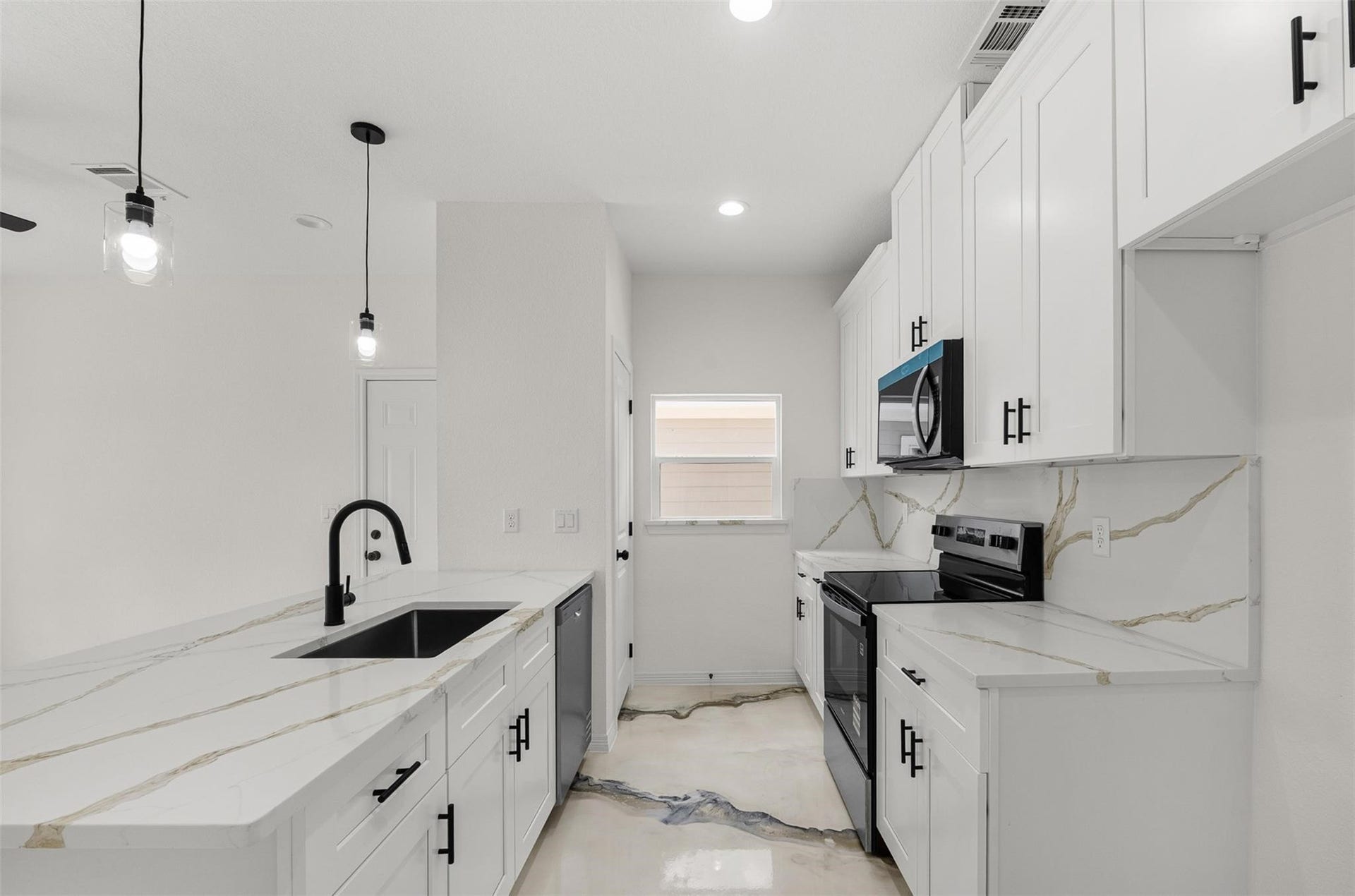 16736 E Ivanhoe, Montgomery, TX 77316