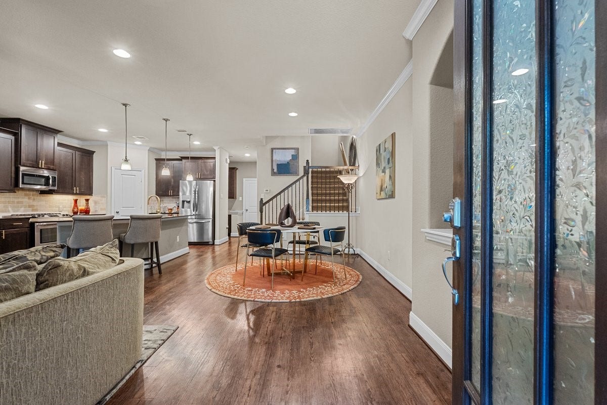416 Via Regatta Drive, Webster, TX 77598 From the moment you step through the elegant, multi-pane glass front door, the welcoming foyer sets a tone of sophisticated luxury with its warm hardwood floors and a grand, custom arched art niche.