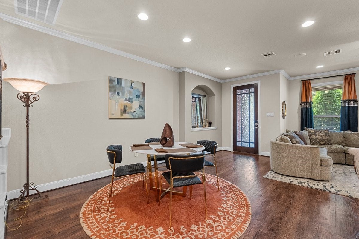 416 Via Regatta Drive, Webster, TX 77598 The generous layout provides endless possibilities for furniture arrangements, while the striking arched art niche adds a distinct designer touch. Positioned perfectly for daily living or large gatherings.