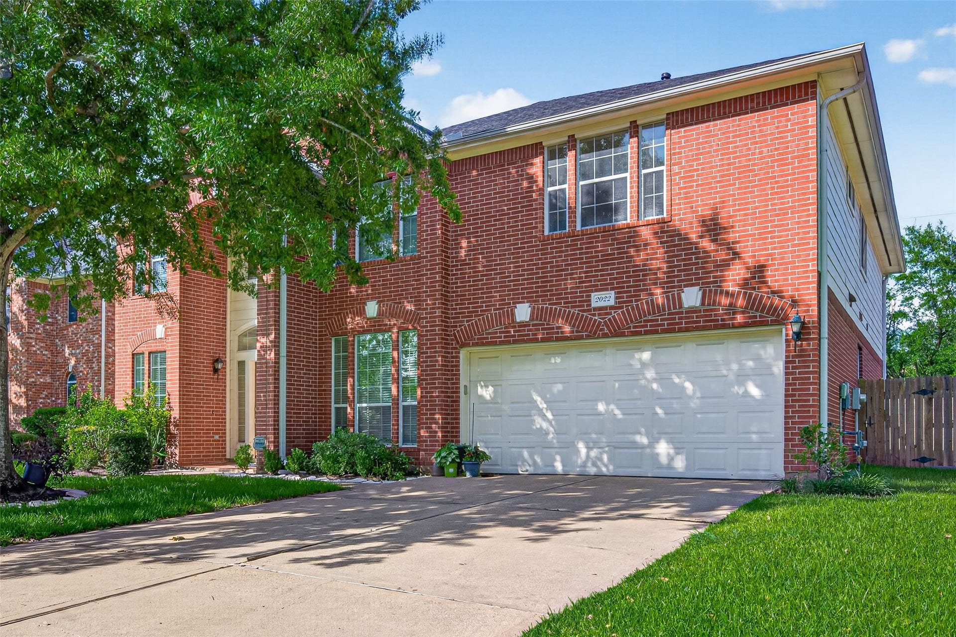 2022 Grand Willow Lane, Richmond, TX 77469 The striking brick facade creates a stately presence, beautifully framed by a lush, manicured lawn and a
wide driveway leading to a 2-car garage.