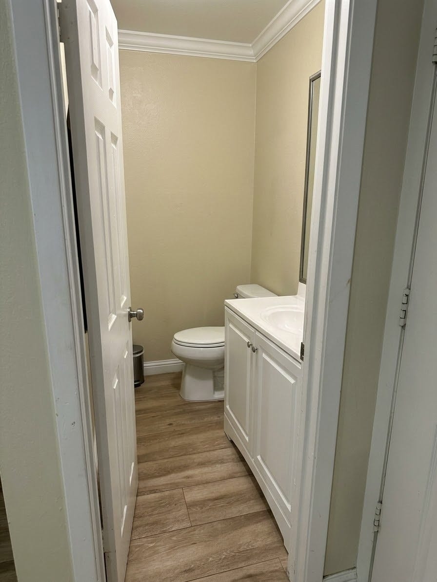 2649 Marilee Lane, Houston, TX 77057 Half bathroom
