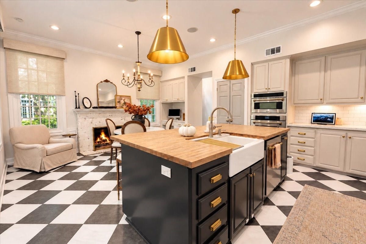 14026 Champions Hamlet Court, Houston, TX 77069 A fireplace in the kitchen sets this home apart! The gas-log fireplace, finished with custom German schmear, adds warmth and character to the breakfast area, perfect for cool mornings and relaxed weekend gatherings.