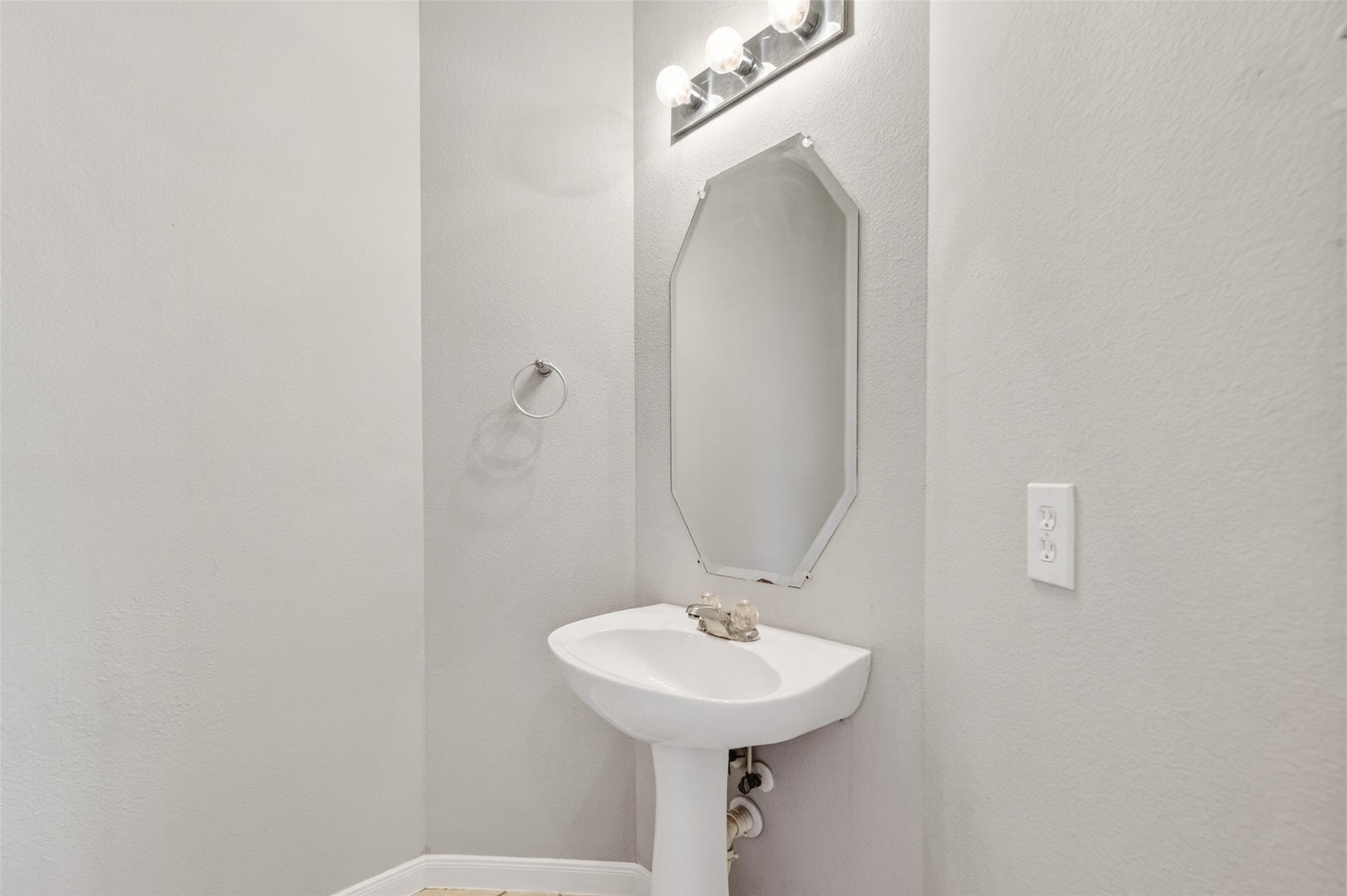 16119 Gavin Lane, Houston, TX 77049 Half Bath