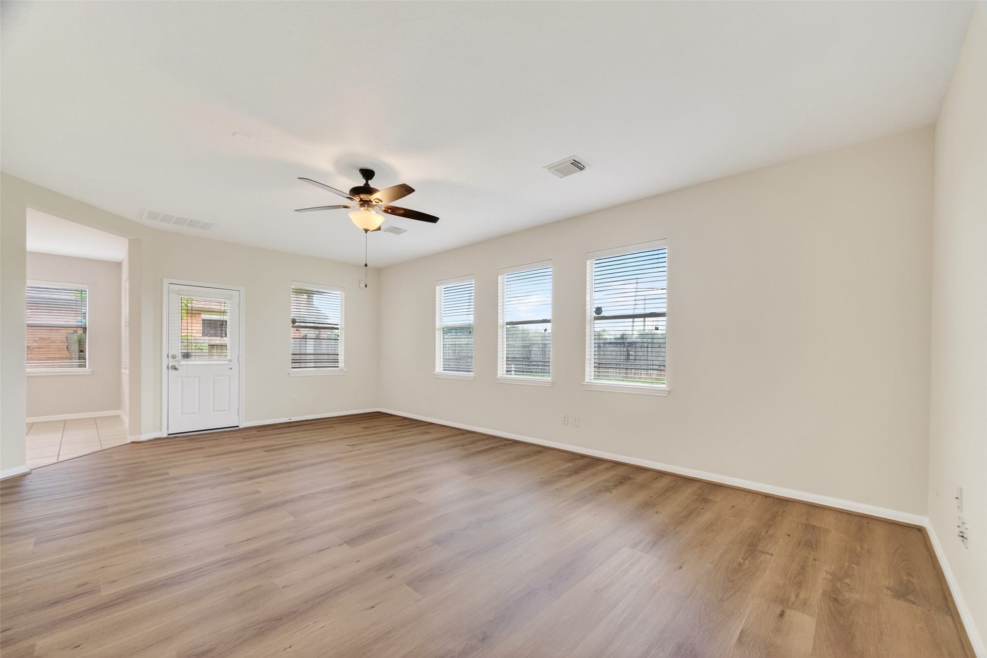 16119 Gavin Lane, Houston, TX 77049 16119 Gavin Lane, Houston, TX 77049
