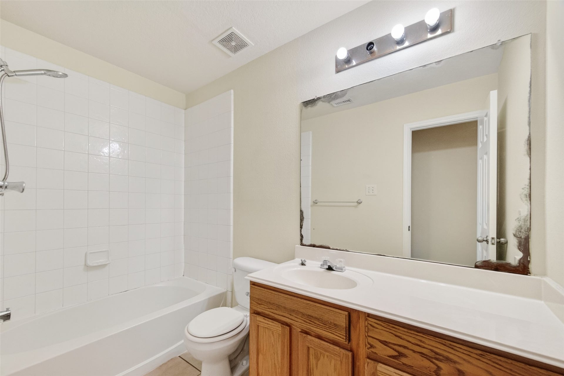 16119 Gavin Lane, Houston, TX 77049 16119 Gavin Lane, Houston, TX 77049