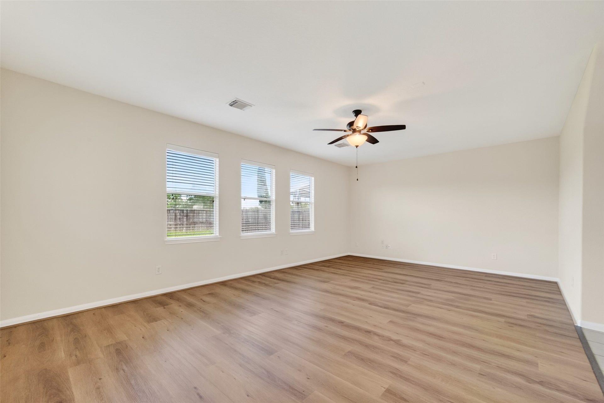 16119 Gavin Lane, Houston, TX 77049 Livingroom