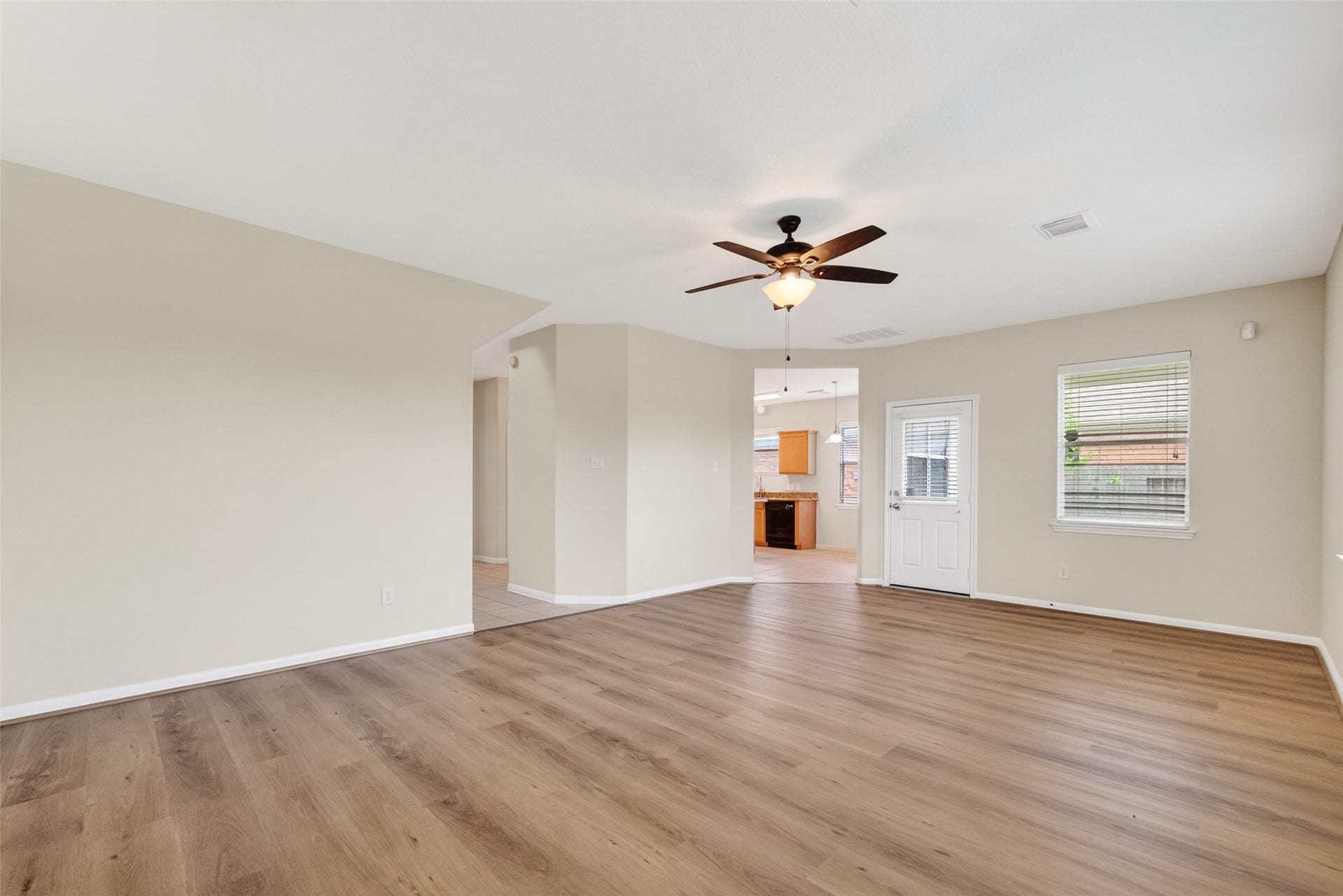 16119 Gavin Lane, Houston, TX 77049 16119 Gavin Lane, Houston, TX 77049