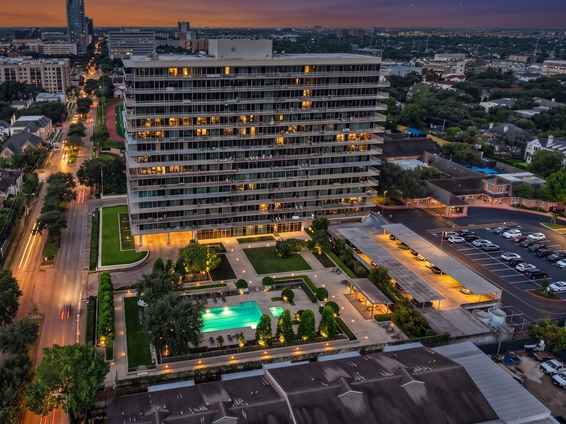 2200 Willowick Road, #14D, Houston, TX 77027 The Willowick, located on the edge of River Oaks, offers an incredible lifestyle for those who enjoy vertical living!