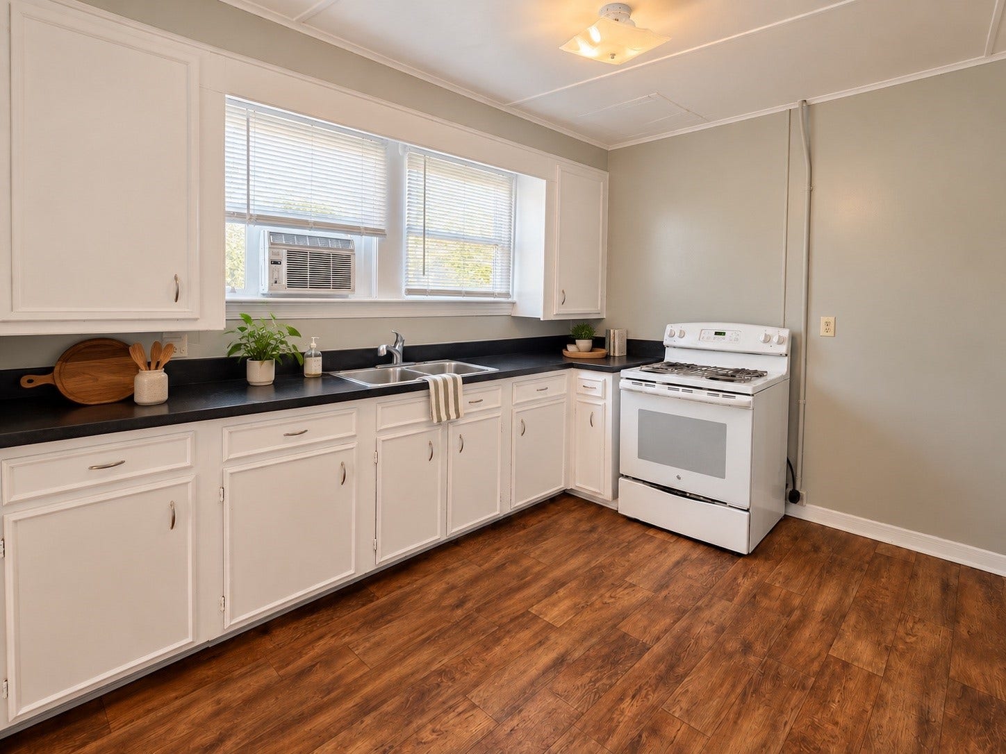 Kitchen: virtually Staged