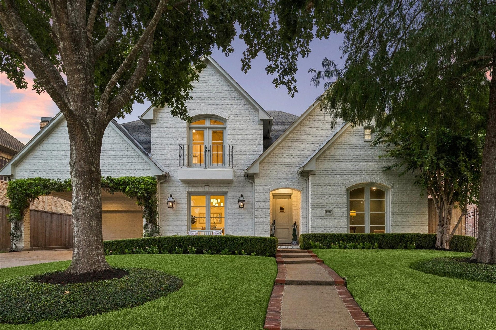 6230 Doliver Drive, Houston, TX 77057 Welcome to 6230 Doliver Drive on the coveted north side of Briargrove. This timeless home offers 4/5 bedrooms and was thoughtfully updated in 2021 with designer touches throughout.