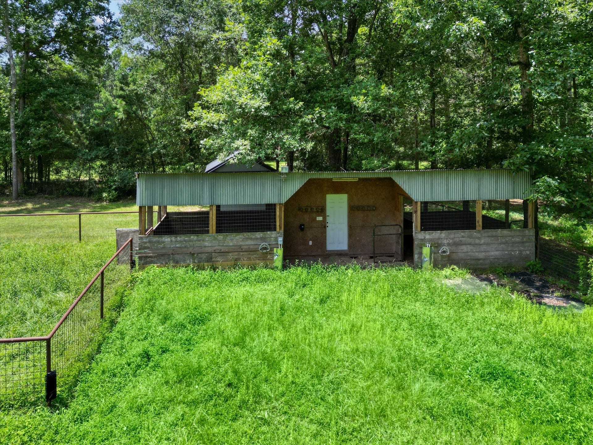 23963 Majestic Forest, New Caney, TX 77357 Horse stable with Tack room