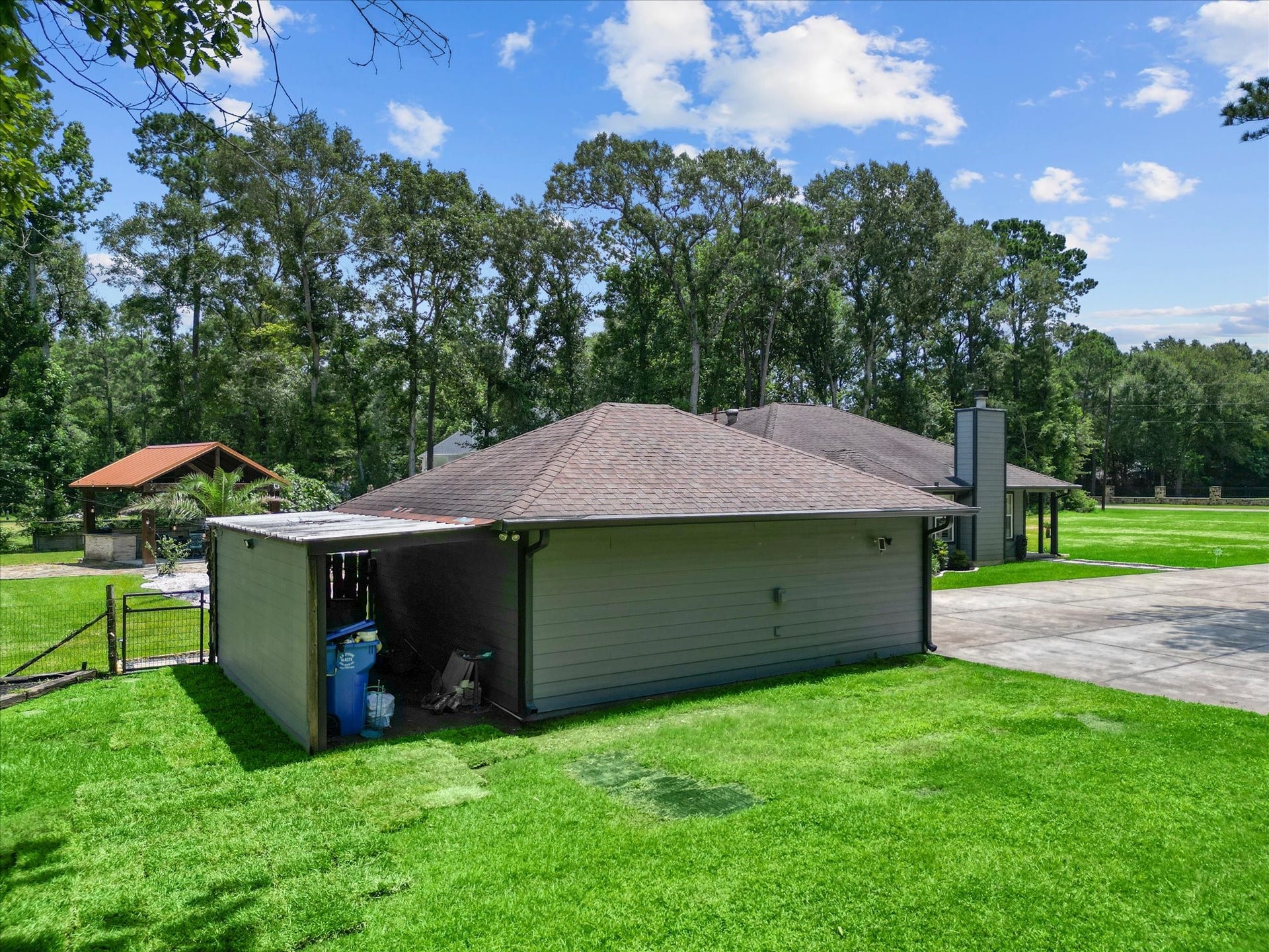 23963 Majestic Forest, New Caney, TX 77357 Covered area behind the garage for lawn mower or other tools/equipment