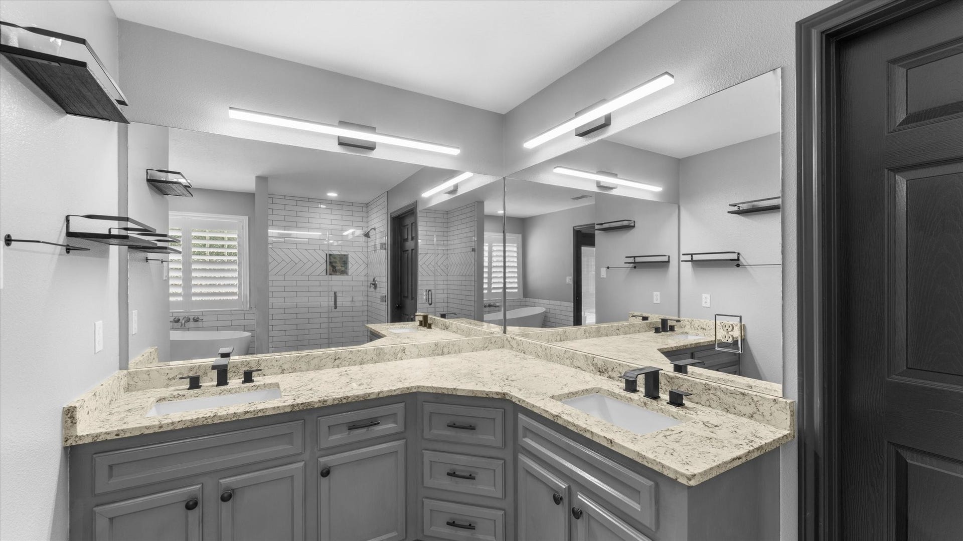 23963 Majestic Forest, New Caney, TX 77357 Master bath (Entrance to Closet)