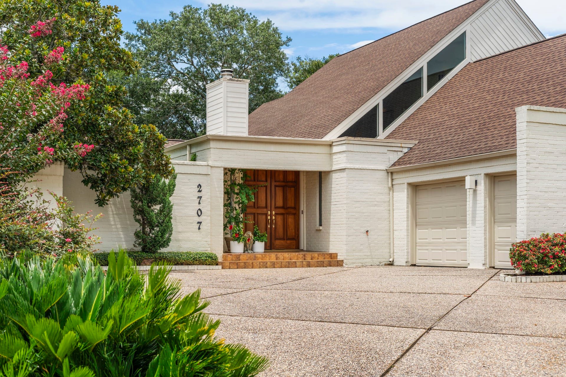 2707 Highland Court, Sugar Land, TX 77478 Offered for sale for the first time, this one-of-a-kind architect-designed residence is a striking expression of Modern architecture.