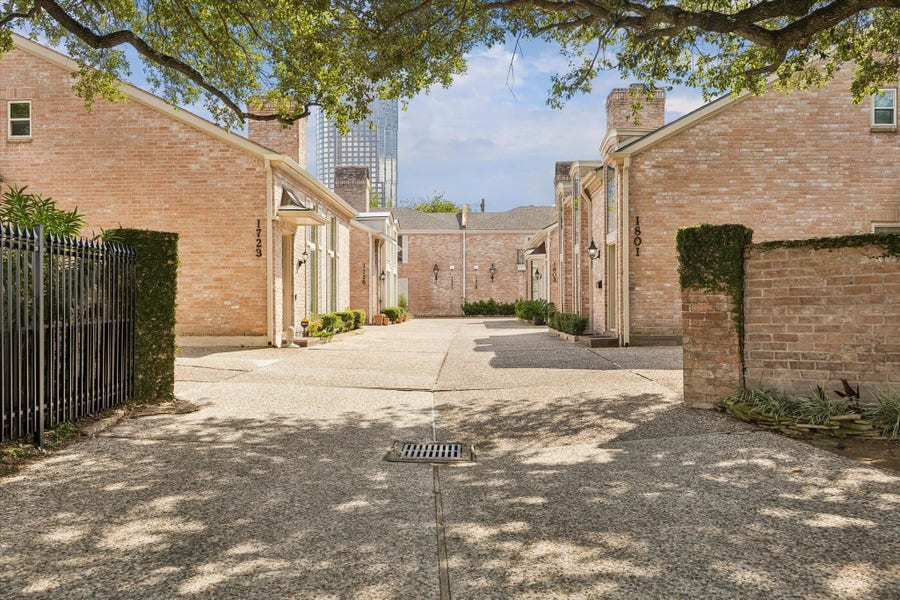 Property photo for 1727 NANTUCKET Drive, Houston, TX