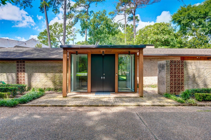 Property photo for 15 Saddlebrook Lane, Houston, TX