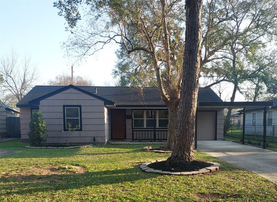 Property photo for 1008 Meadowlane Street, Angleton, TX