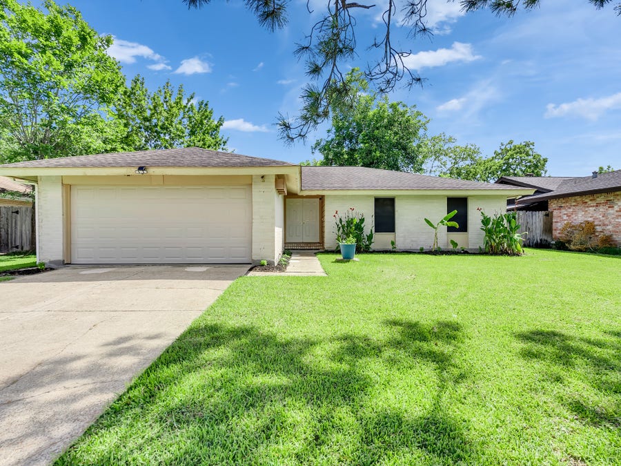 Property photo for 16811 Stardale Lane, Friendswood, TX