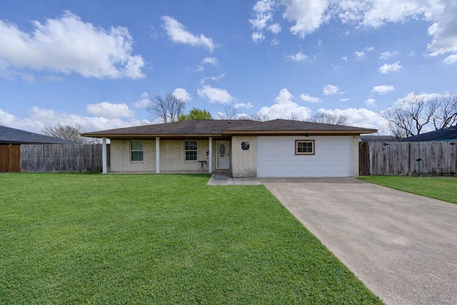 Property photo for 8610 Bluebonnet Street, Highlands, TX