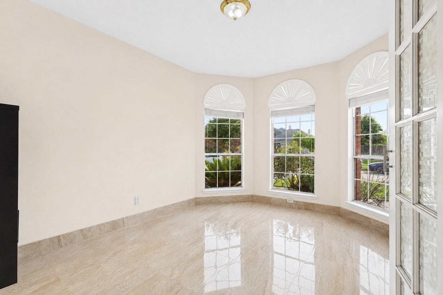 2614 Sunset Lake Drive, Sugar Land, TX 77478 Bright room with large bay windows, offering plenty of natural light. It features a polished floor, neutral walls, and a ceiling light, creating a welcoming and spacious feel.