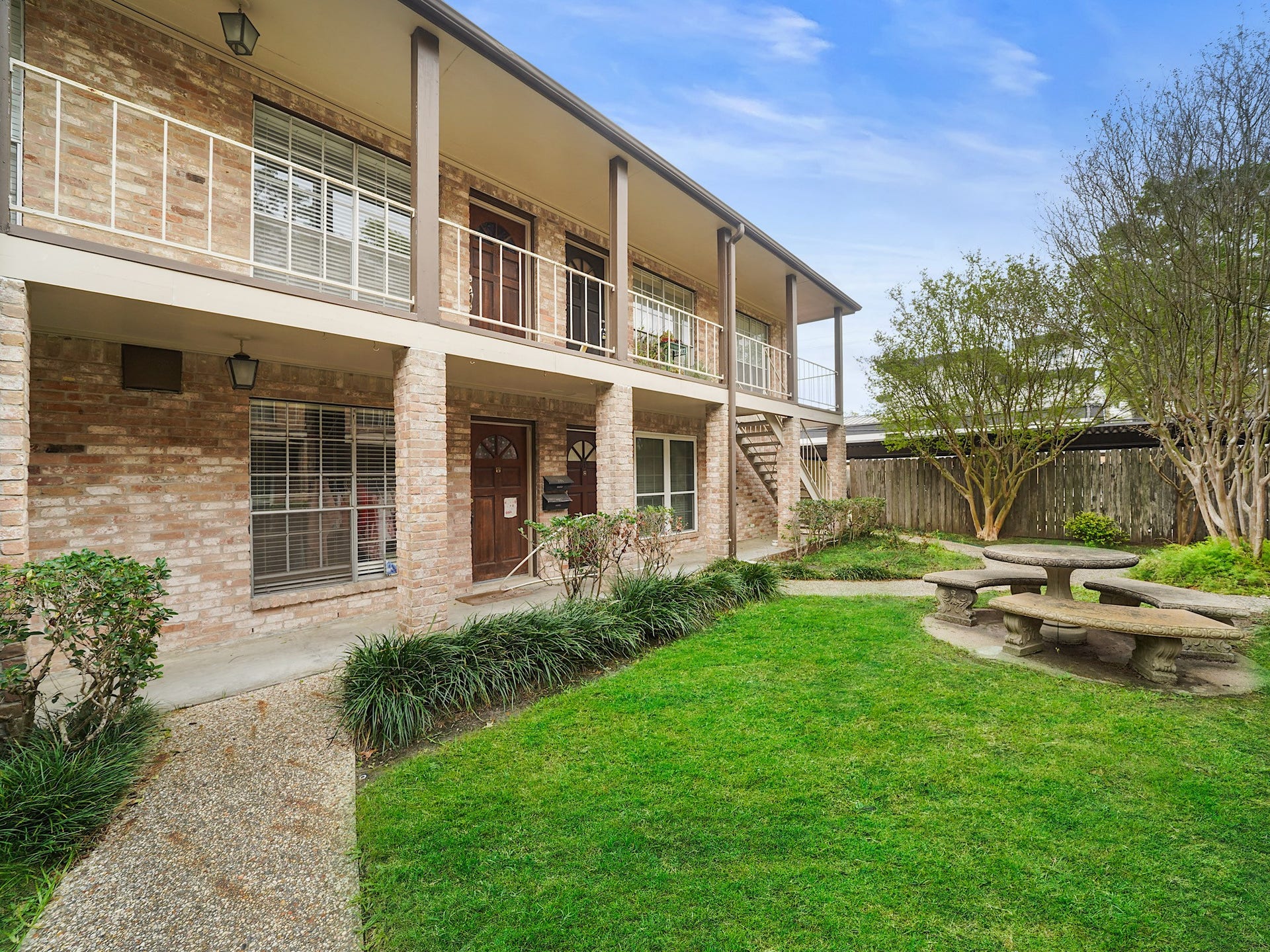 Welcome to Georgetown, a beautifully landscaped community known for its mature trees, winding walkways, and peaceful park-like setting in the heart of the Energy Corridor.Enjoy Georgetowns lush, park-like grounds with mature trees, green space, and peaceful courtyard areas.