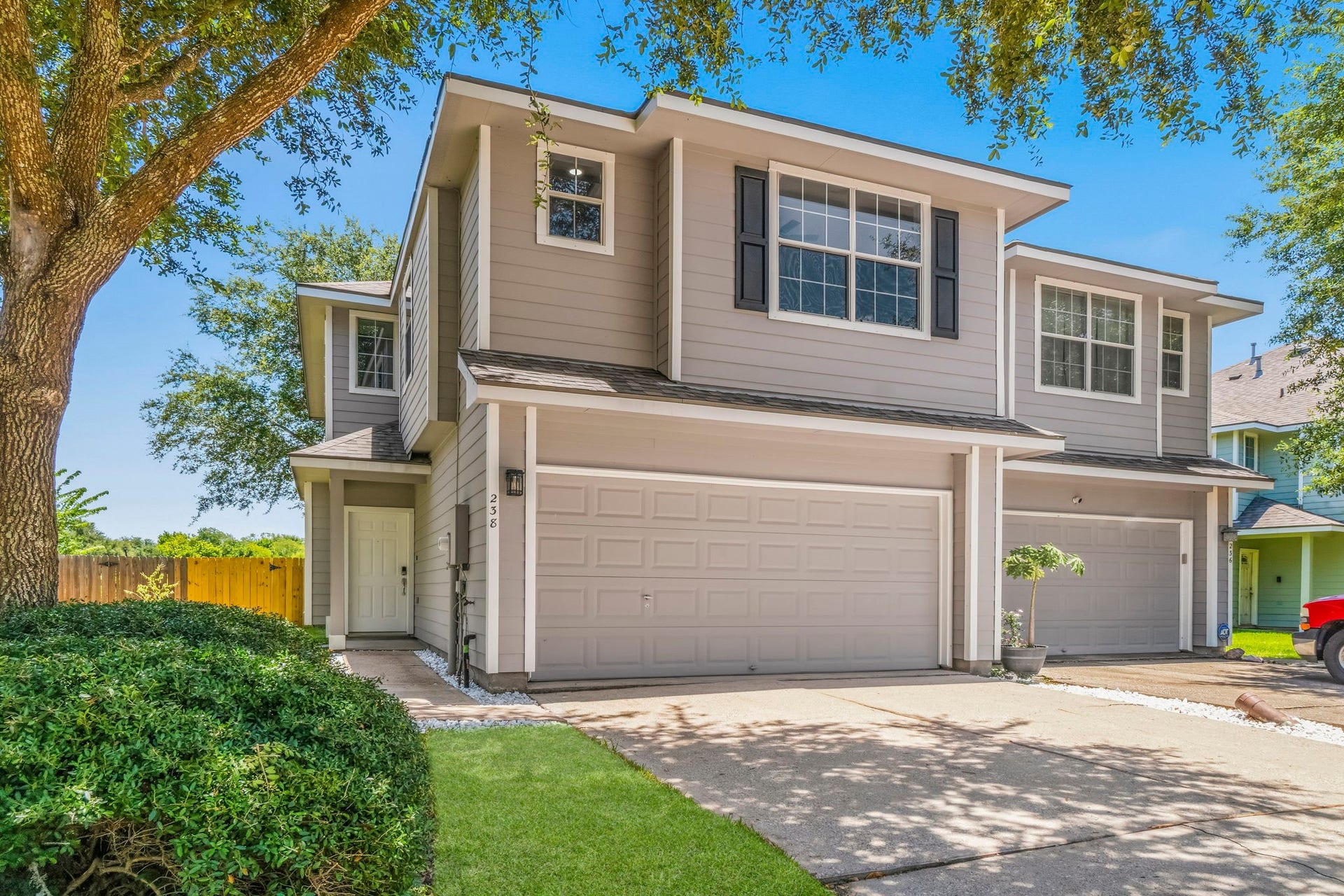 238 Drake Run Lane, Dickinson, TX 77539 Located in the desirable Retreat at Bay Colony Community