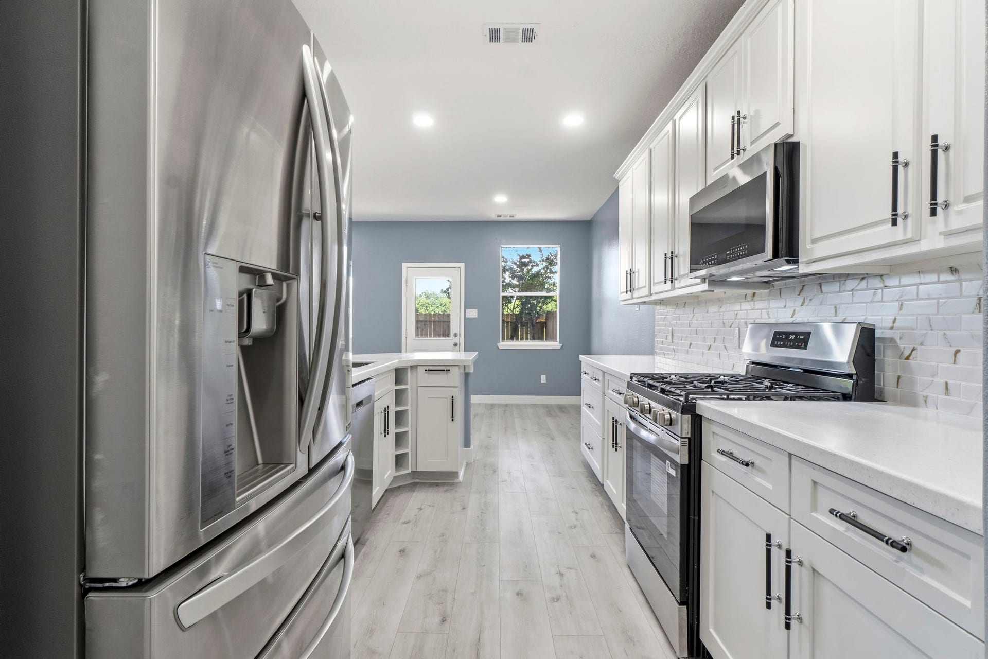 238 Drake Run Lane, Dickinson, TX 77539 Stainless steel appliances. Gas Range/oven. Refrigerator stays.