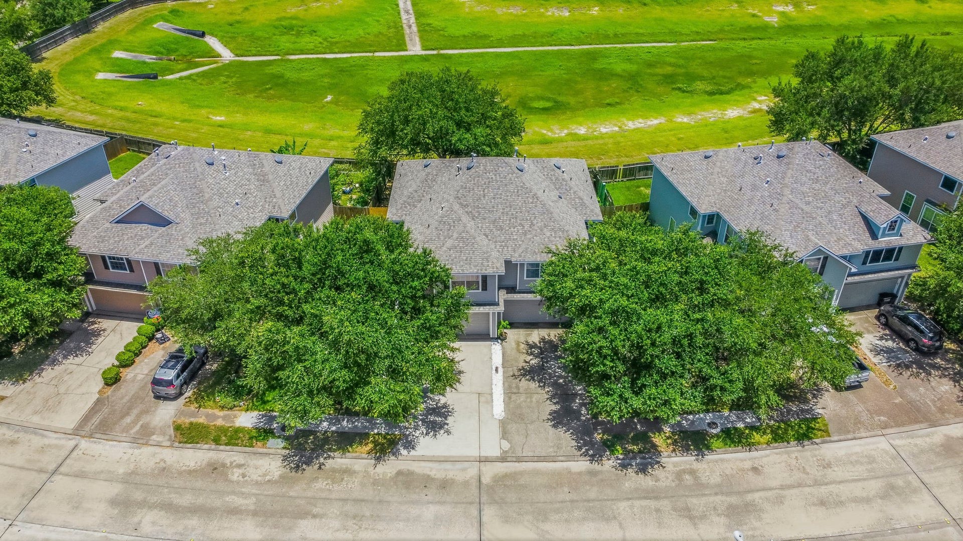 238 Drake Run Lane, Dickinson, TX 77539 Conveniently located between Houston & Galveston