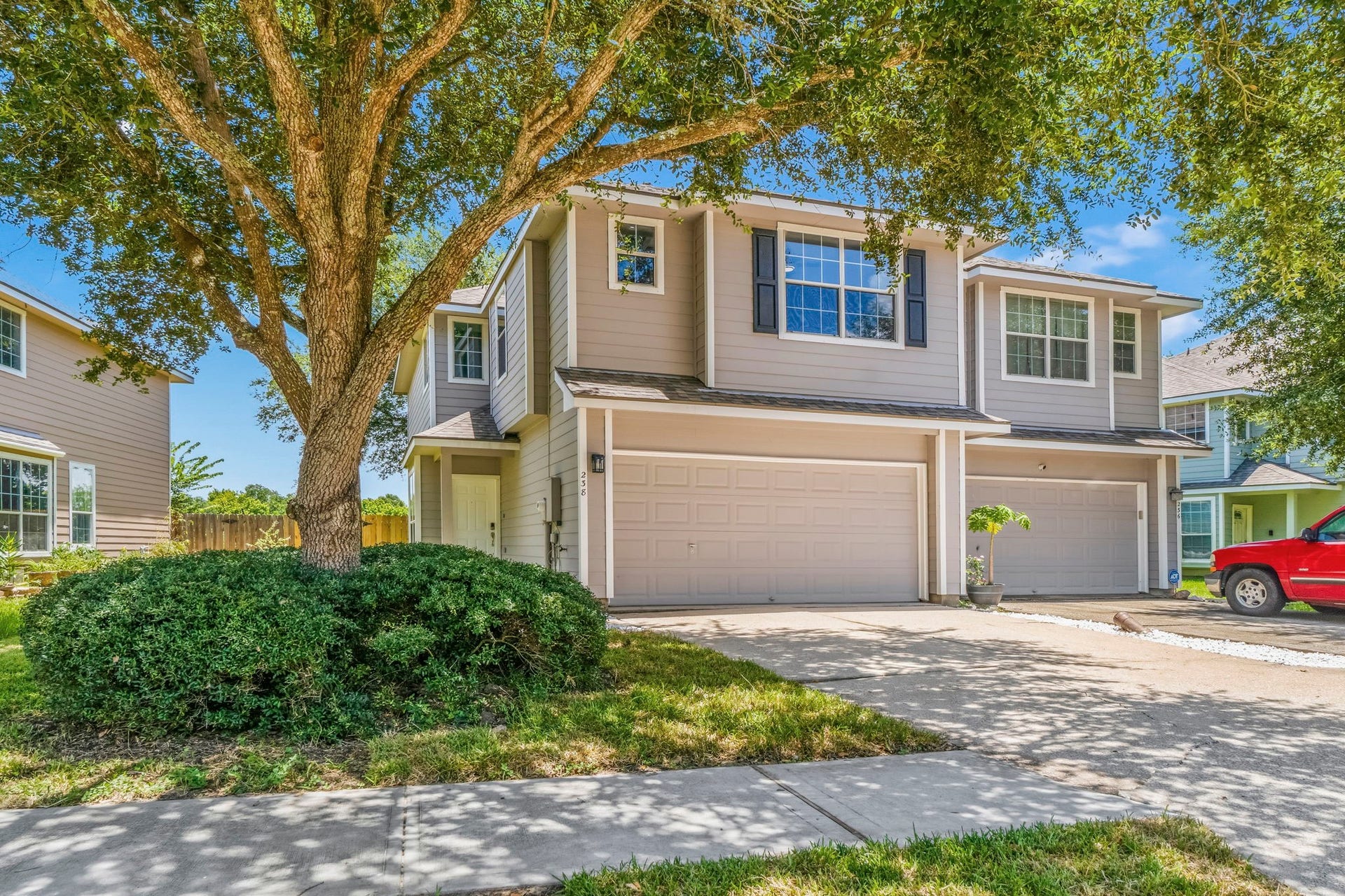 238 Drake Run Lane, Dickinson, TX 77539 Close to parks, recreation, and walking trails