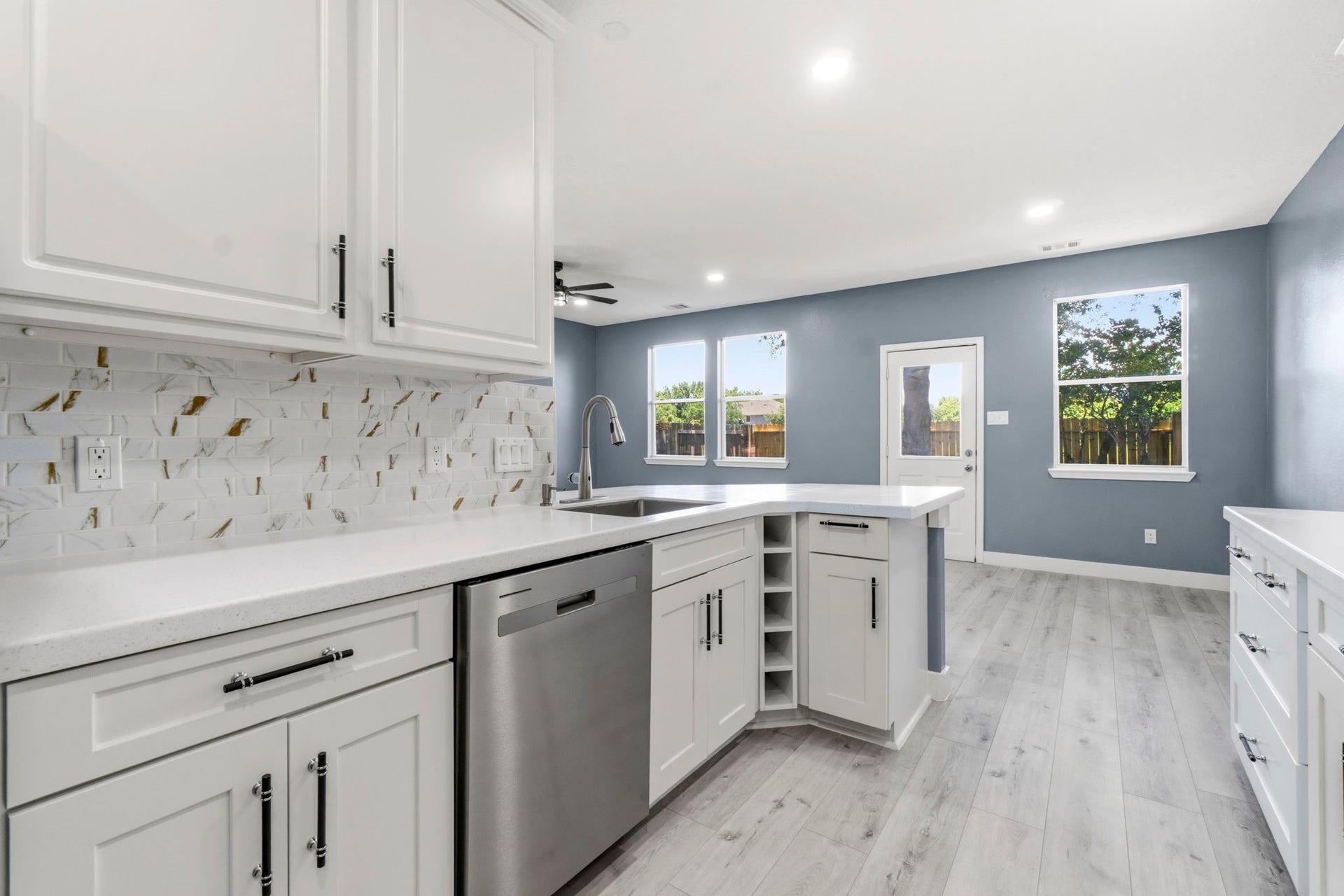 238 Drake Run Lane, Dickinson, TX 77539 Upgraded sink, lighting, and cabinet handles