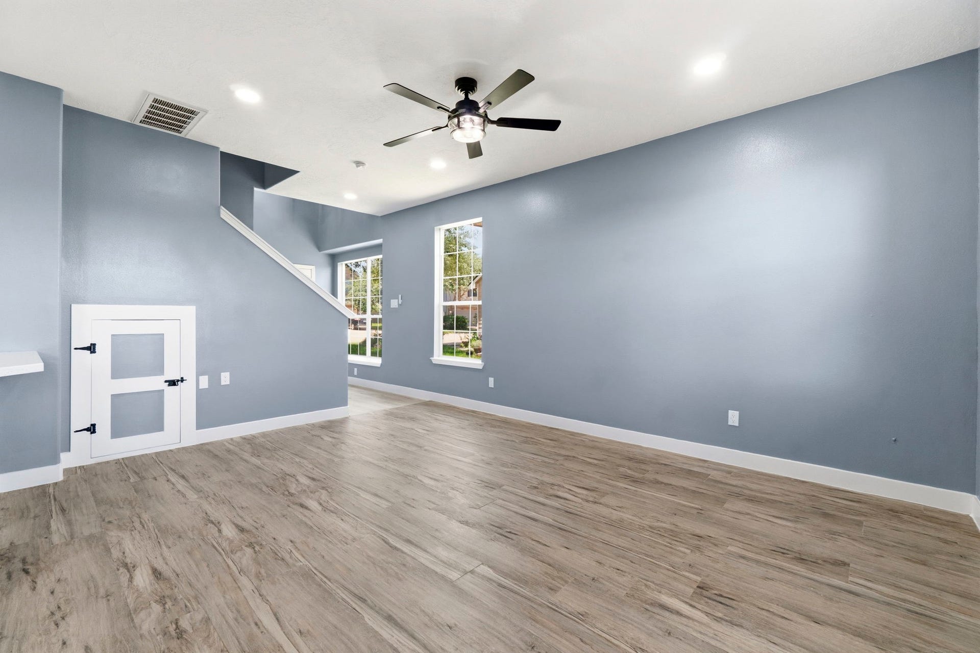 238 Drake Run Lane, Dickinson, TX 77539 Fresh new paint throughout home