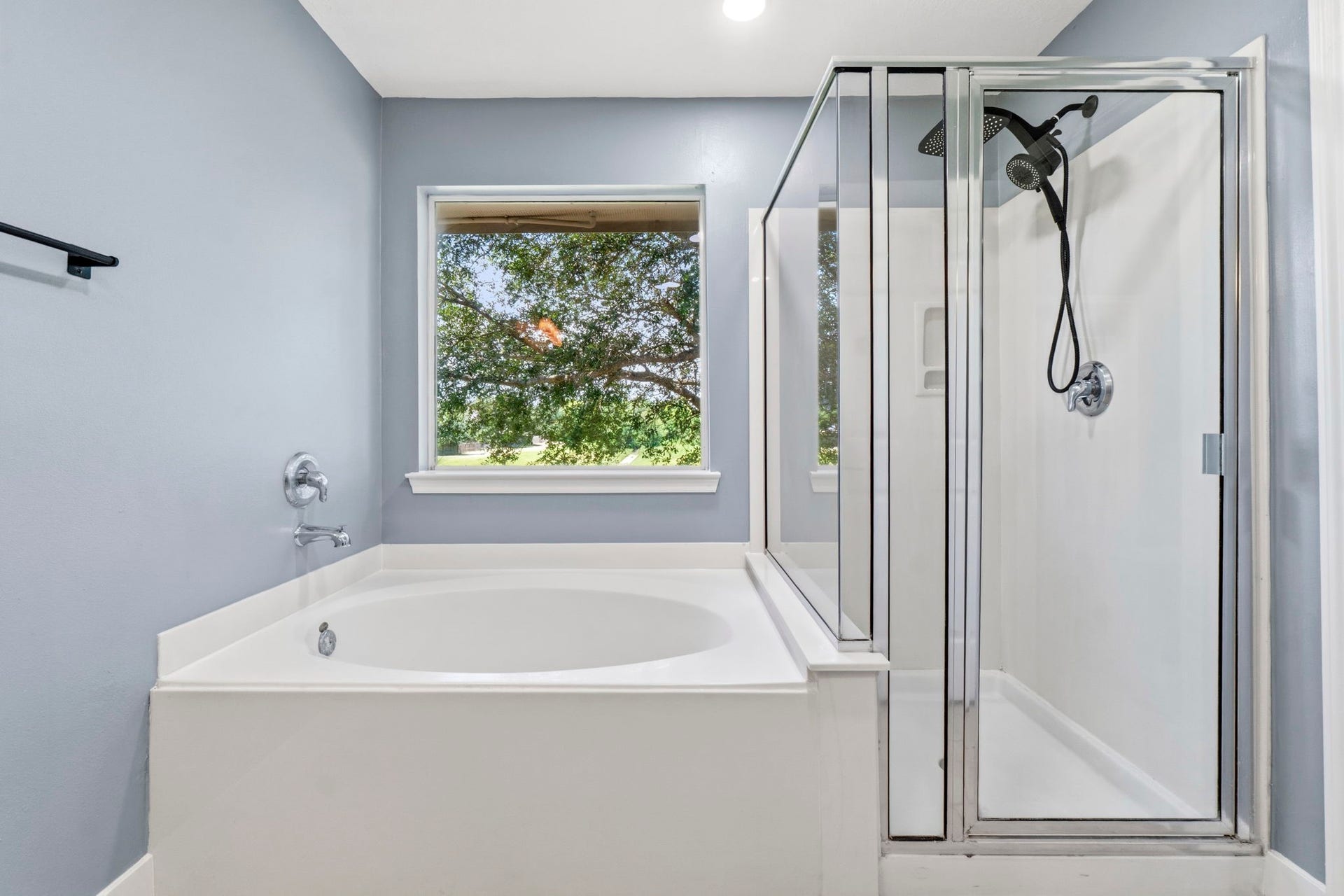 238 Drake Run Lane, Dickinson, TX 77539 Oversized shower head and garden tub window