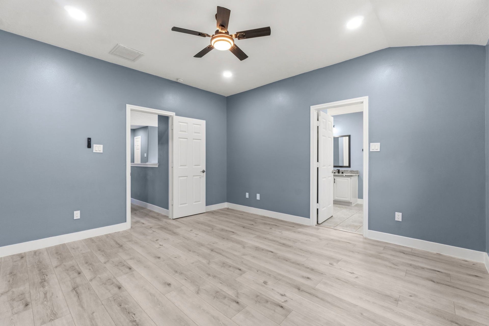 238 Drake Run Lane, Dickinson, TX 77539 Primary Suite features recessed lighting, fans and laminate wood floors