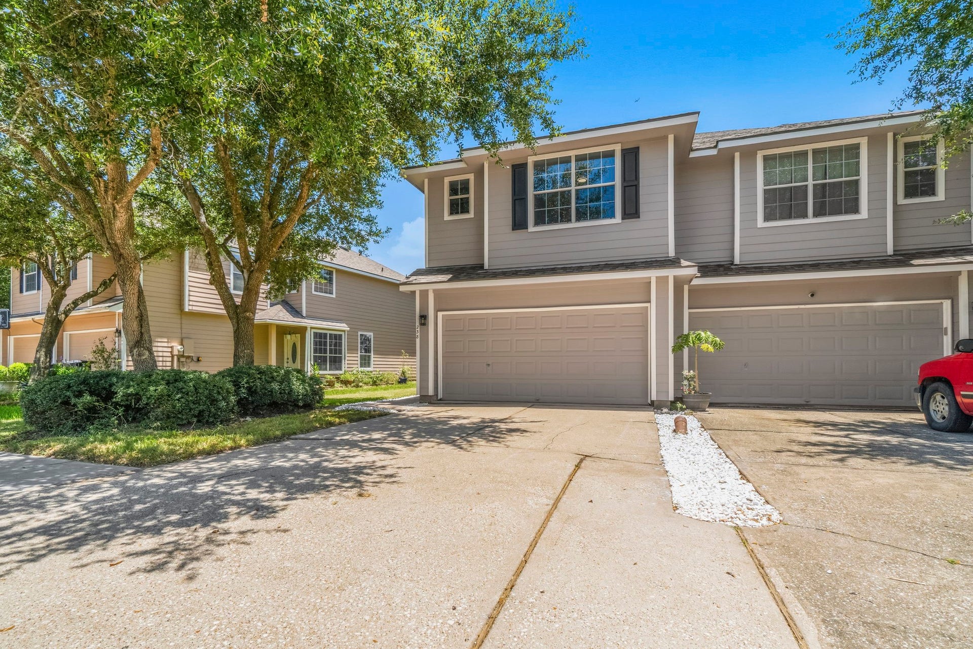 238 Drake Run Lane, Dickinson, TX 77539 Easy access to I-45