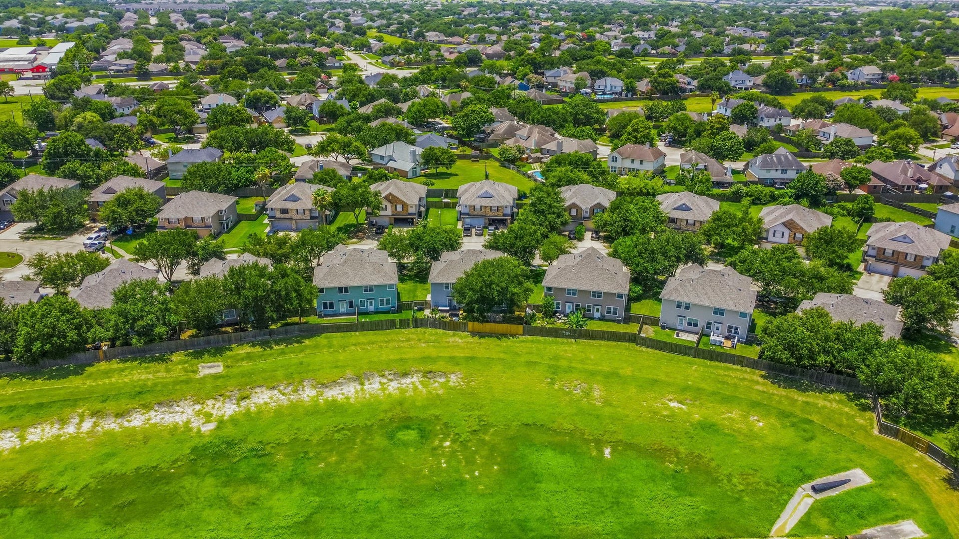 238 Drake Run Lane, Dickinson, TX 77539 Enjoy community pool