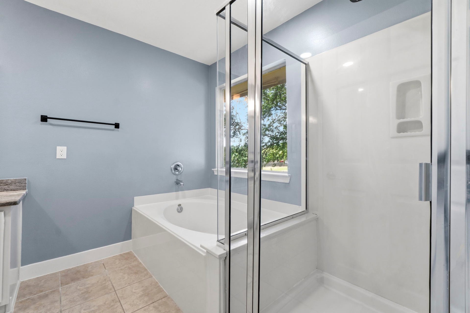 238 Drake Run Lane, Dickinson, TX 77539 Separate shower and soaking tub