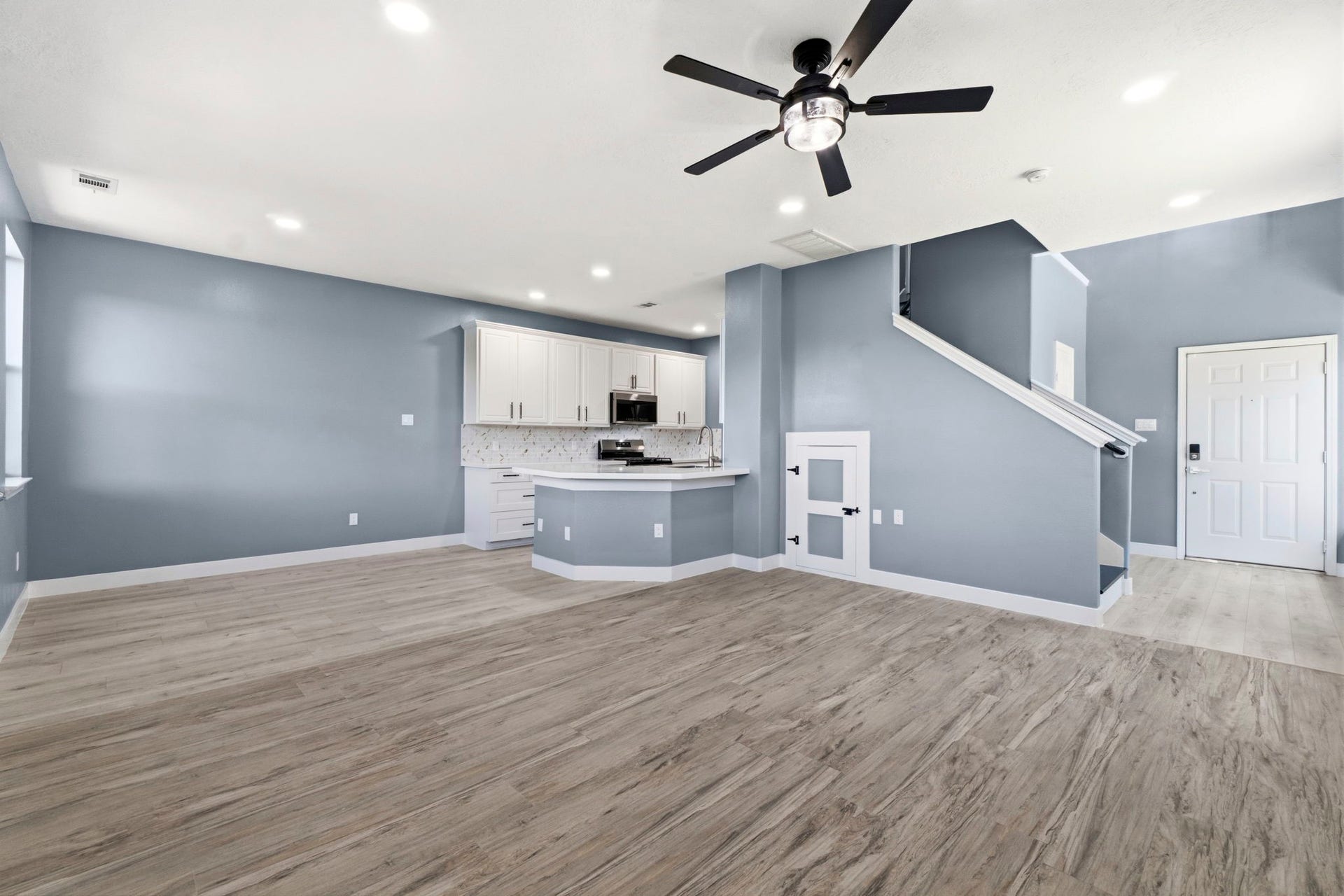 238 Drake Run Lane, Dickinson, TX 77539 Updated flooring throughout home offers style and easy maintenance