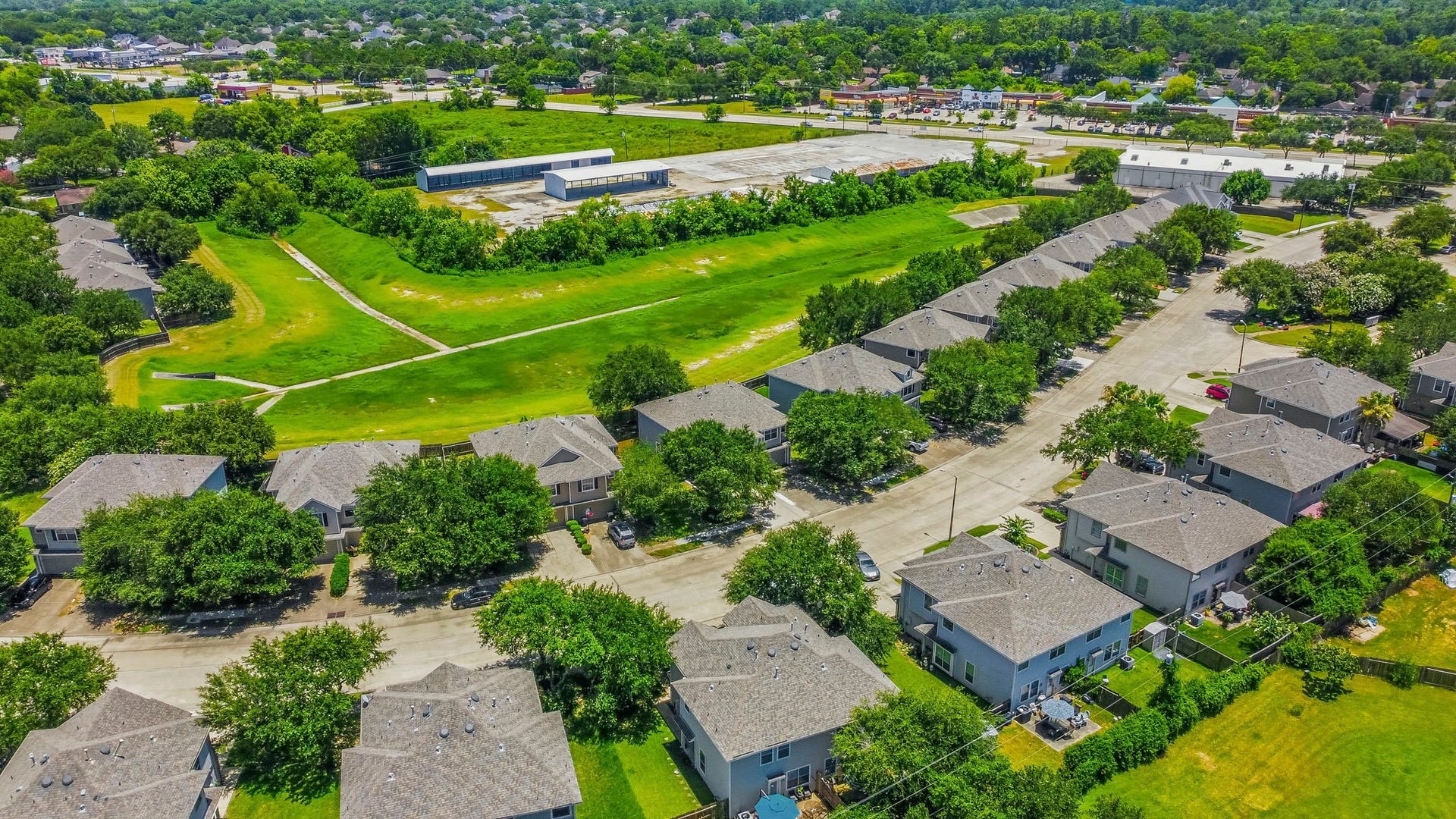 238 Drake Run Lane, Dickinson, TX 77539 Close proximity to shopping and entertainment