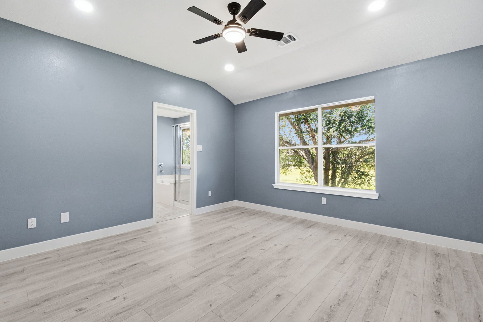 238 Drake Run Lane, Dickinson, TX 77539 Another angle of the primary bedroom