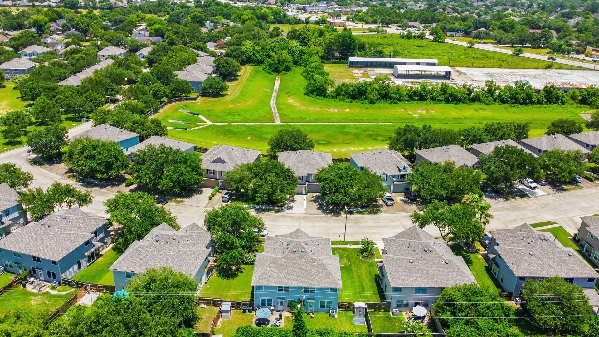 238 Drake Run Lane, Dickinson, TX 77539 Well maintained common areas