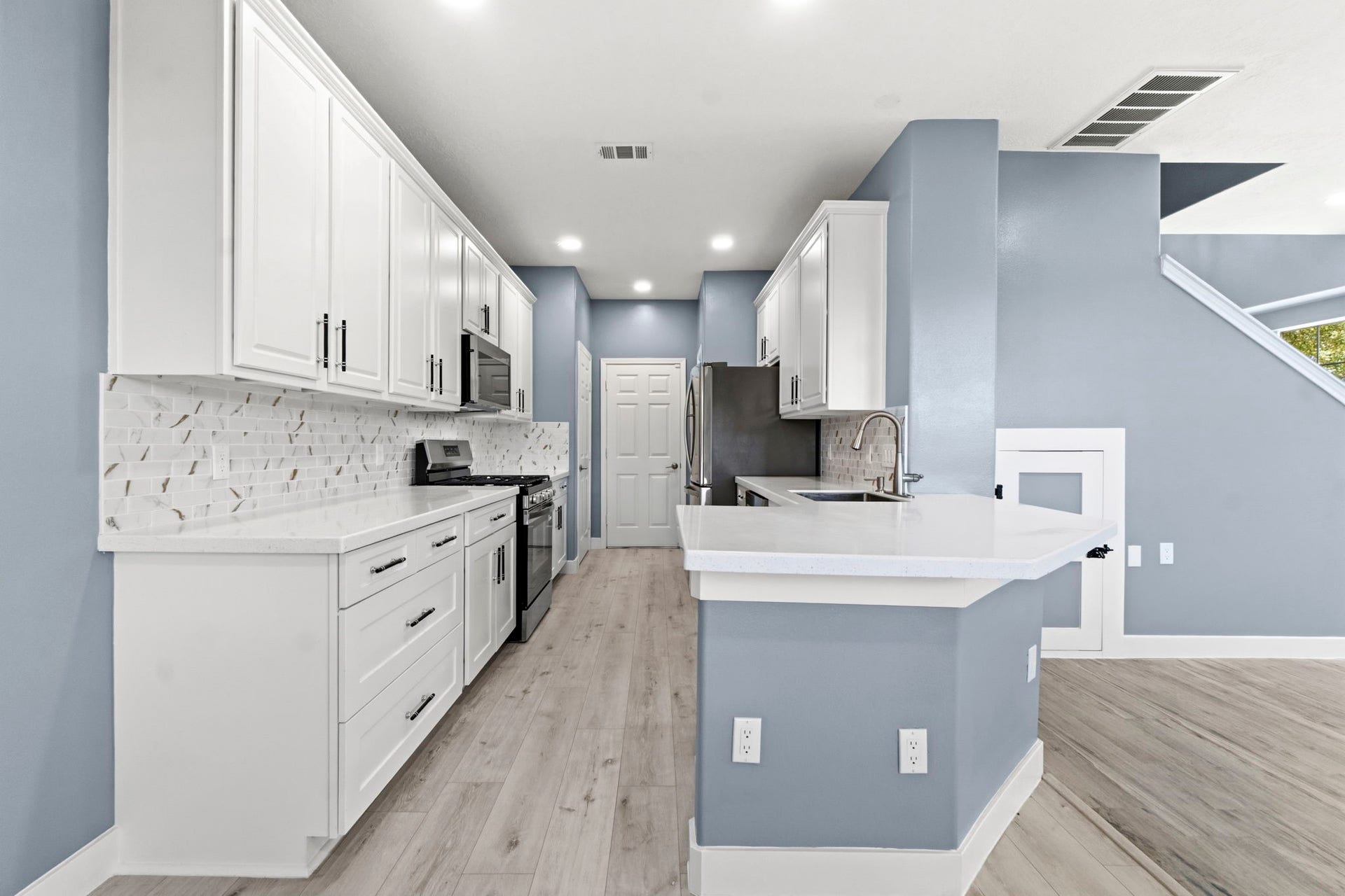 238 Drake Run Lane, Dickinson, TX 77539 Chefs kitchen is fully upgraded. Offers functionality for cooking and entertaining.