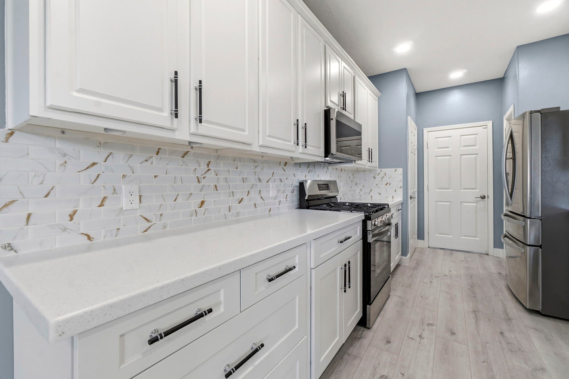 238 Drake Run Lane, Dickinson, TX 77539 Quartz countertops, oversized cabinets, subway tile backsplash add a modern aesthetic feel.